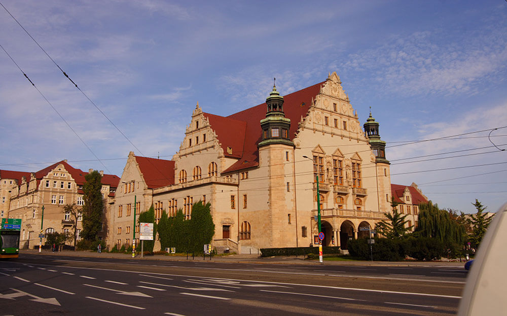 Adam Mickiewicz University Poznan kampüsünden görsel 1