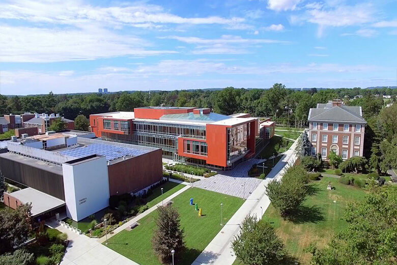 Adelphi University kampüsünden görsel 1